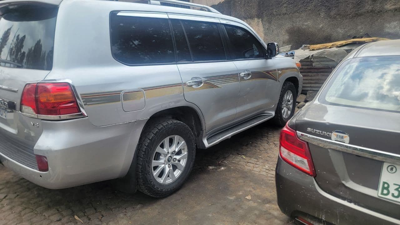 አስቸኳይ!! Toyota Land cruiser V8,Diesel,7 Seat,excellent condition!!, photo 2 of 5