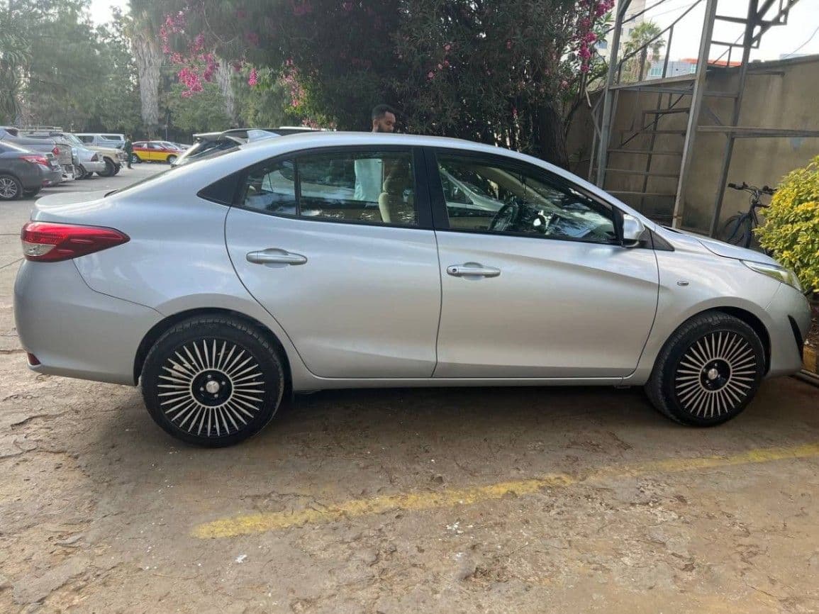 Toyota yaris sedan 2020, photo 2 of 6