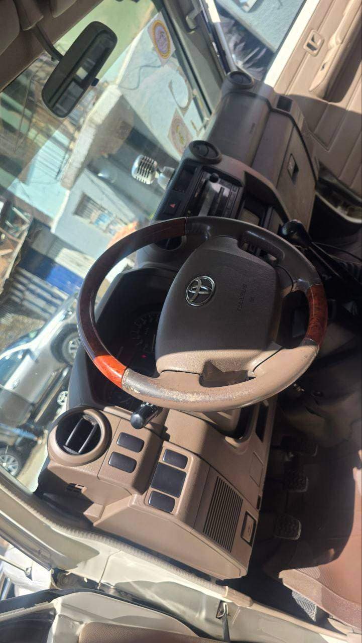 TOYOTA HILUX 2015, photo 3 of 5